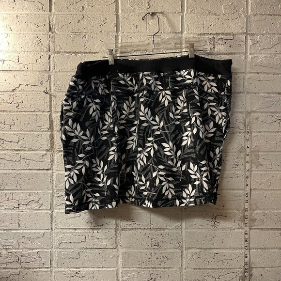 AVE Leisure Plus Size 22/24 Black & White Leaf Print Skort - Picture 7 of 12